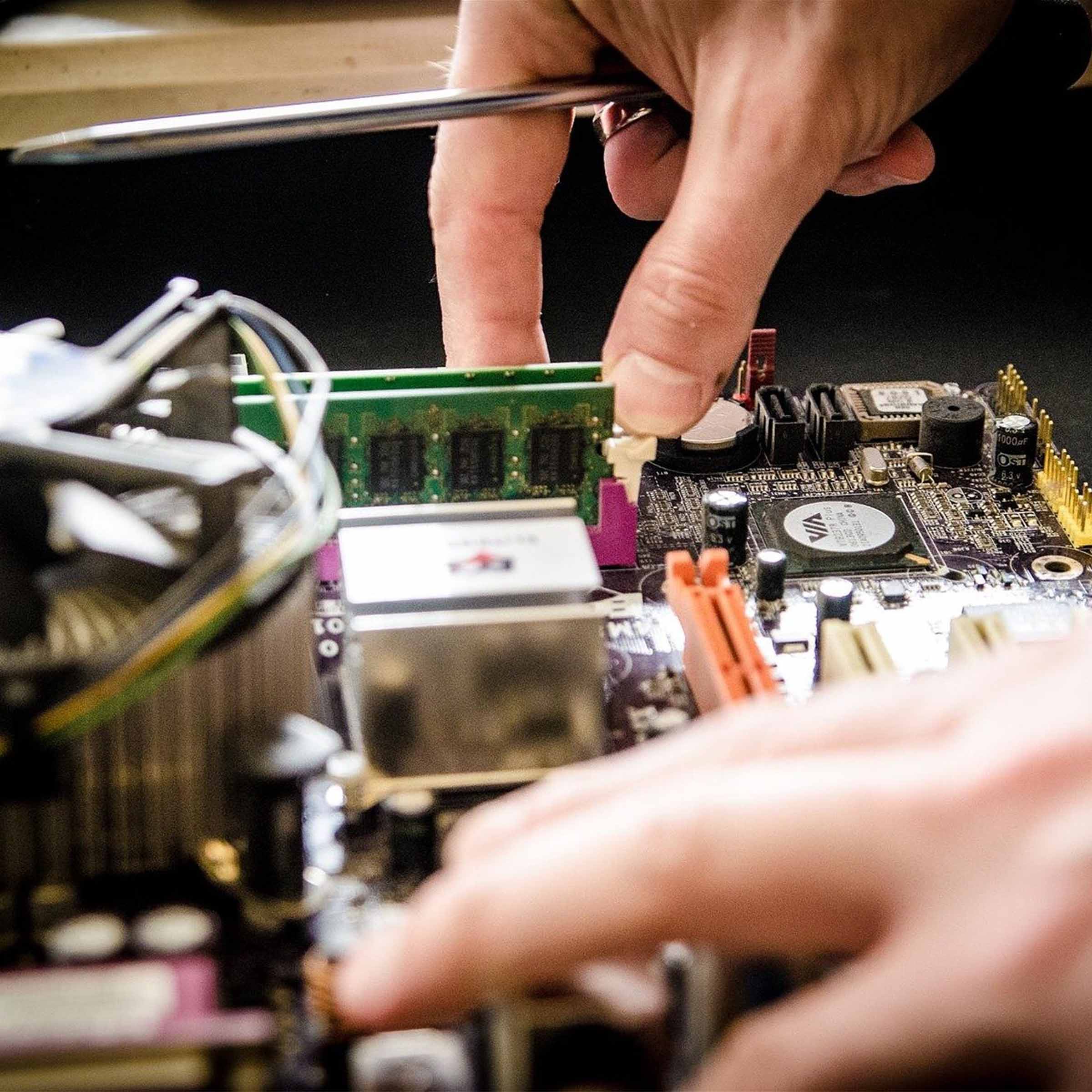 Hände_reparieren_Computer